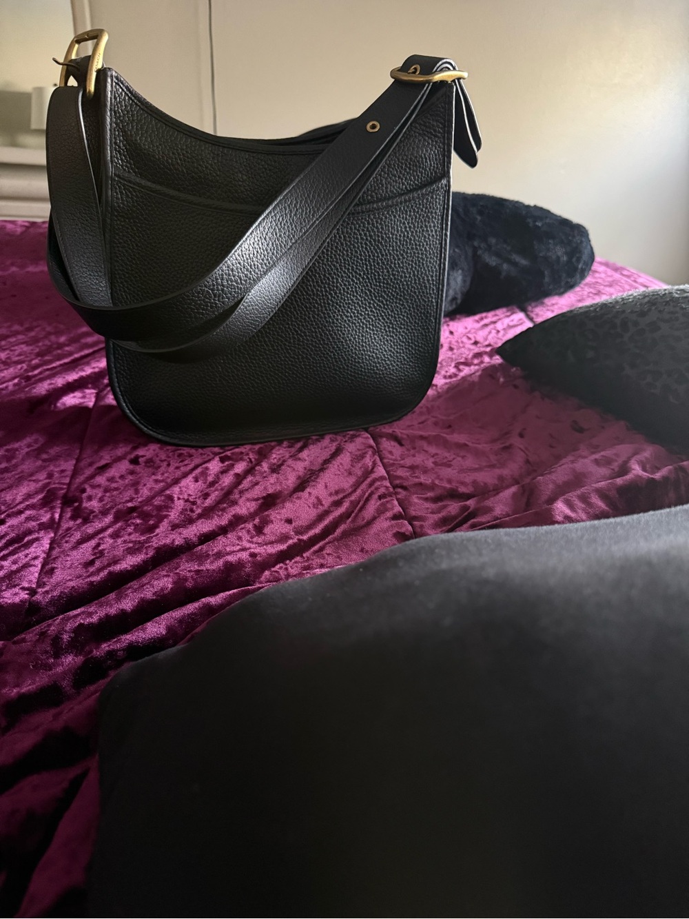 Classic Black Leather Shoulder Bag - Timeless Everyday Carry